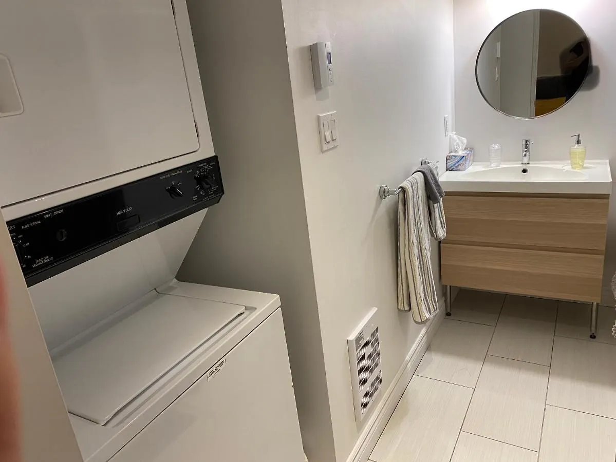 Lovely, Fully Equipped Bachelor, Close To All Needs! Apartment Montreal
